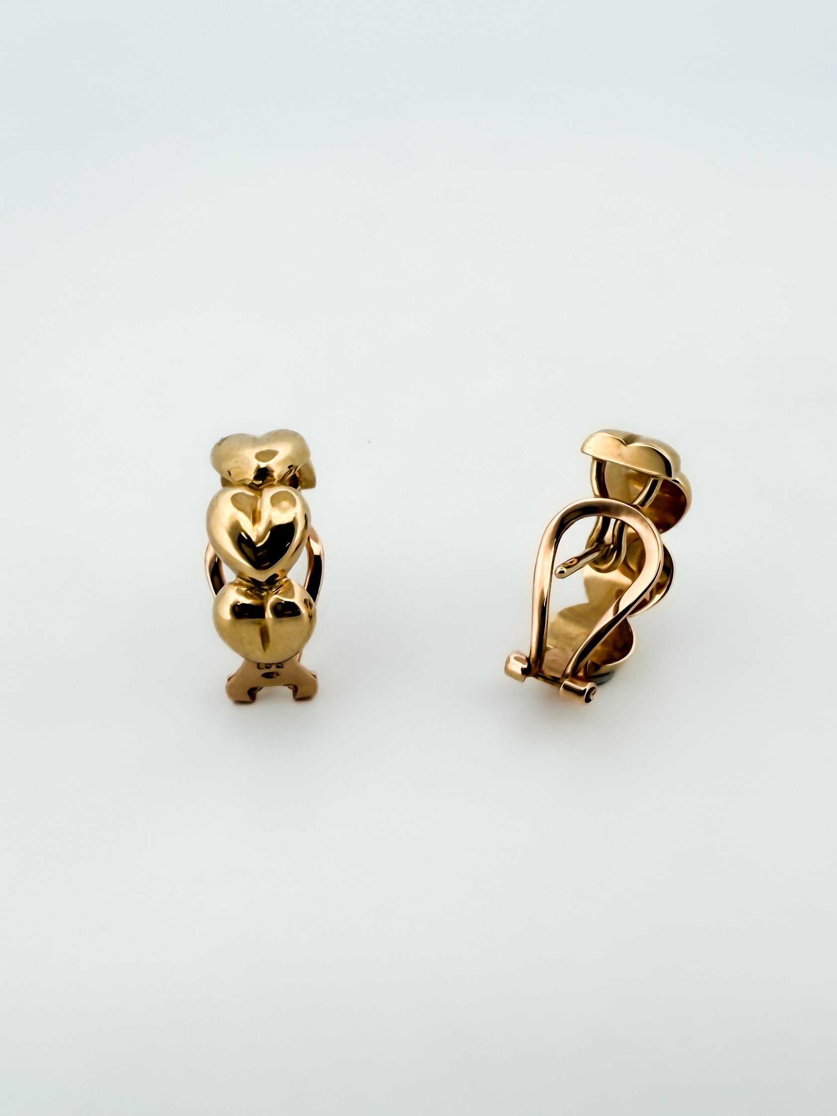 Comprar pendientes de corazones realizados en oro amarillo de 18kt y cierre tipo omega. Pendientes de oro de 18kt al mejor precio. Joyería Ian'Or. Envío GRATIS.

