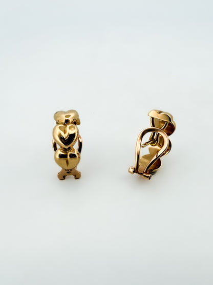 Comprar pendientes de corazones realizados en oro amarillo de 18kt y cierre tipo omega. Pendientes de oro de 18kt al mejor precio. Joyería Ian'Or. Envío GRATIS.

