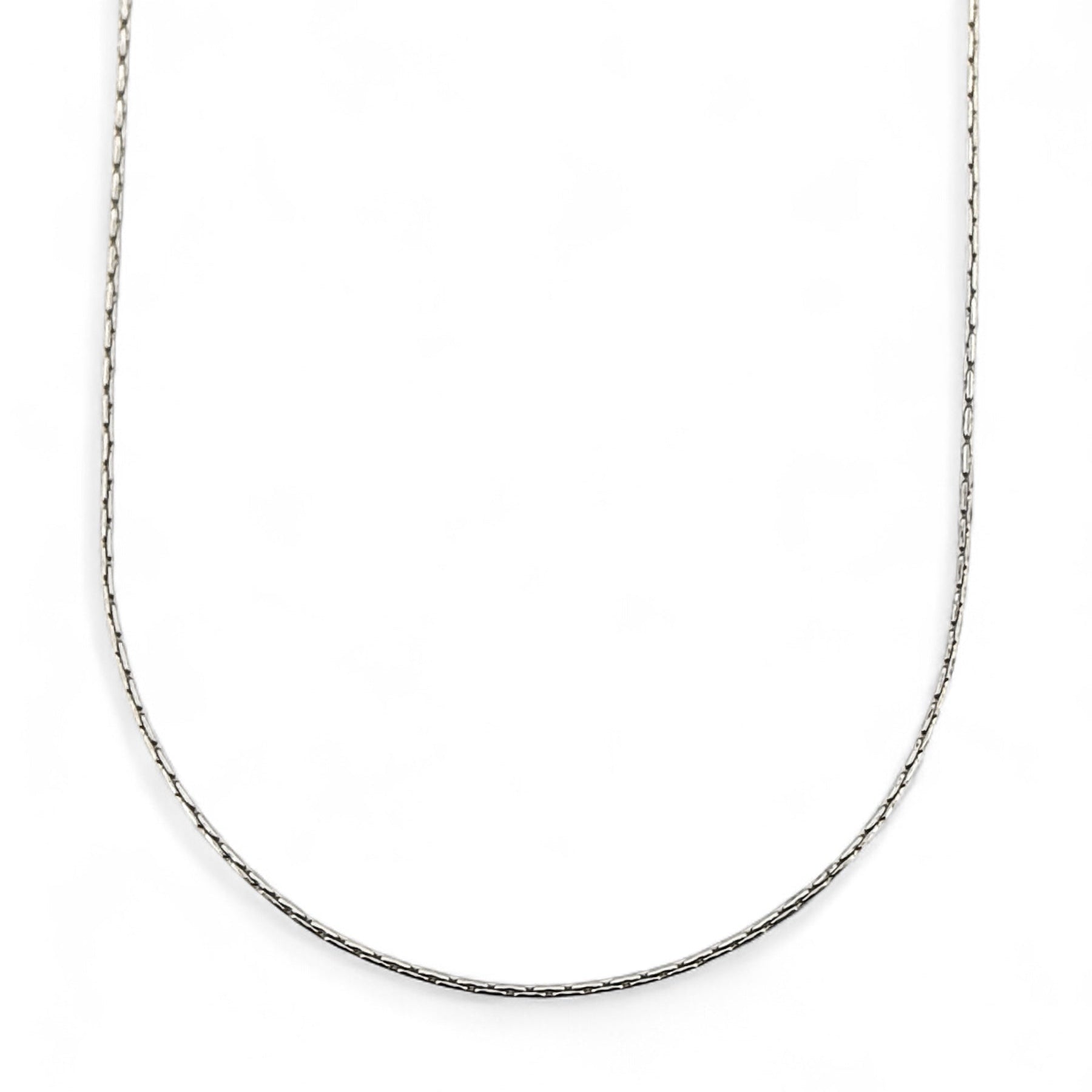 Comprar cadena semirrígida realizada en oro blanco de 18ktcon cierre mosquetón.
Medidas: 60cm largo x 1,35mm grosor. Cadenas de oro blanco baratas. Envío GRATIS.