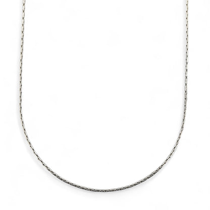 Comprar cadena semirrígida realizada en oro blanco de 18ktcon cierre mosquetón.
Medidas: 60cm largo x 1,35mm grosor. Cadenas de oro blanco baratas. Envío GRATIS.