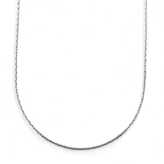 Comprar cadena semirrígida realizada en oro blanco de 18ktcon cierre mosquetón.
Medidas: 60cm largo x 1,35mm grosor. Cadenas de oro blanco baratas. Envío GRATIS.