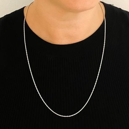 Comprar cadena semirrígida realizada en oro blanco de 18ktcon cierre mosquetón.
Medidas: 60cm largo x 1,35mm grosor. Cadenas de oro blanco baratas. Envío GRATIS.