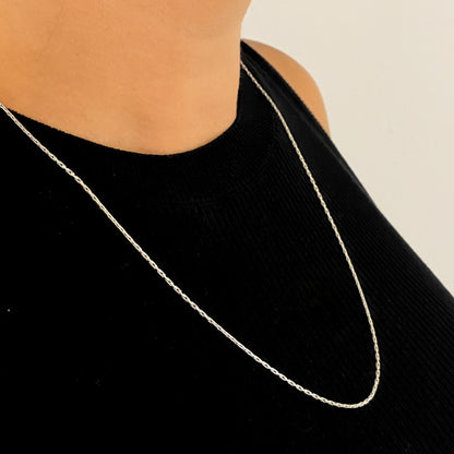 Comprar cadena semirrígida realizada en oro blanco de 18ktcon cierre mosquetón.
Medidas: 60cm largo x 1,35mm grosor. Cadenas de oro blanco baratas. Envío GRATIS.