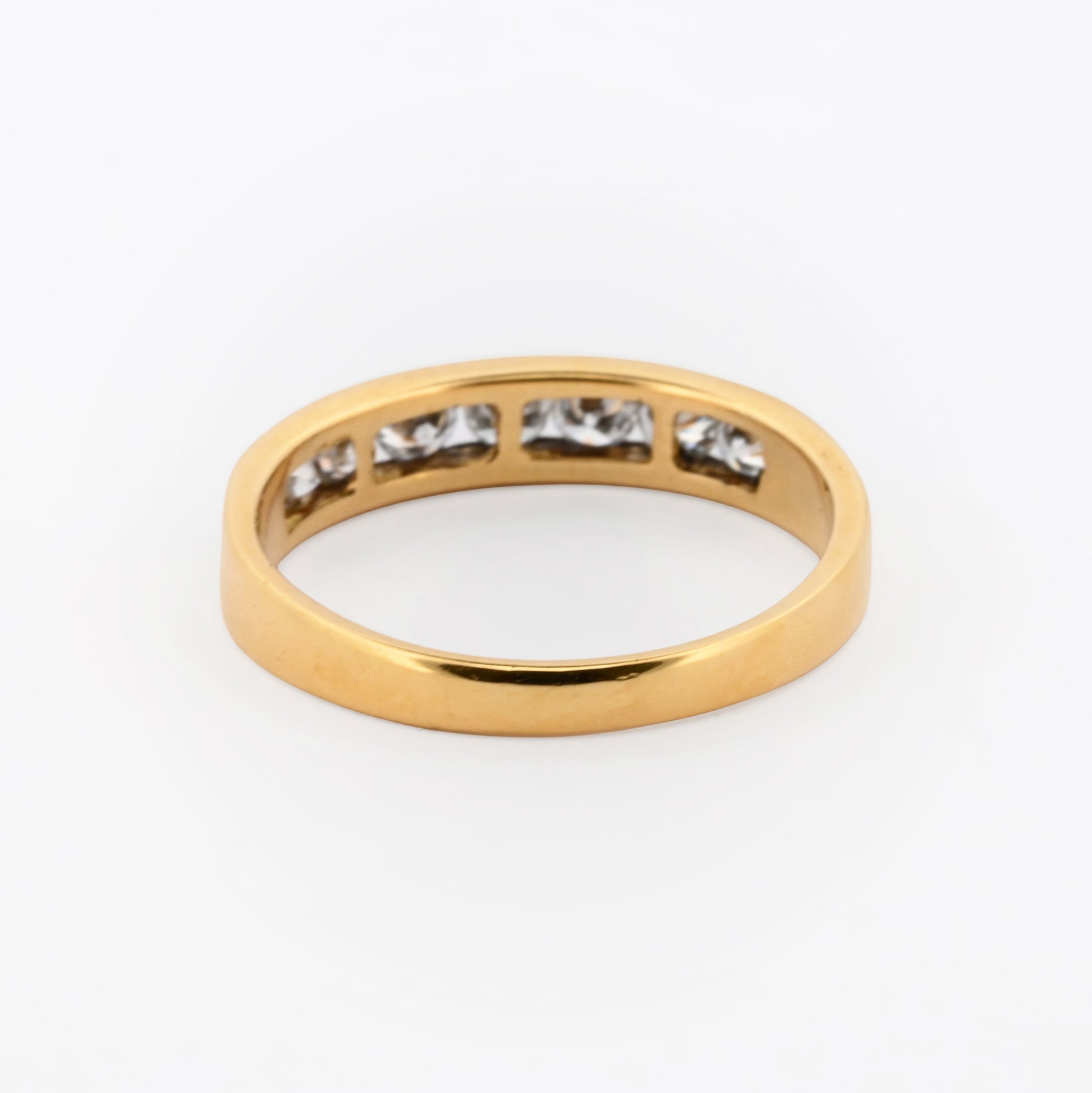 Comprar media alianza realizada en oro amarillo de 18kt con carril de diamantes talla princesa. Joyas segunda mano. Joyas con diamantes baratas. Envío gratis.