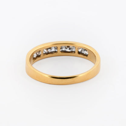 Comprar media alianza realizada en oro amarillo de 18kt con carril de diamantes talla princesa. Joyas segunda mano. Joyas con diamantes baratas. Envío gratis.