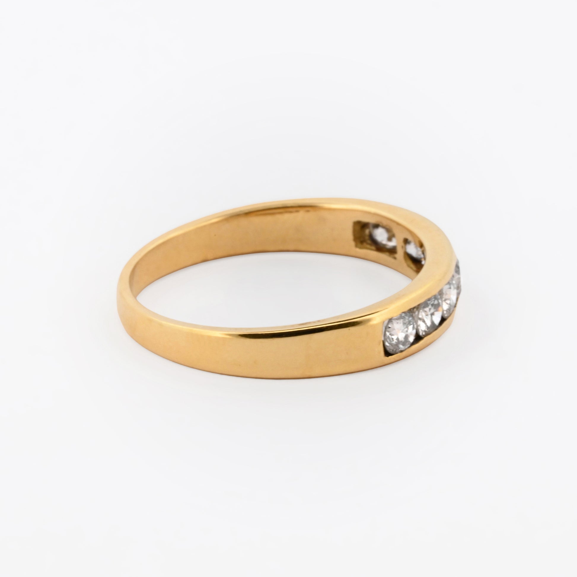 Comprar media alianza realizada en oro amarillo de 18kt con carril de diamantes talla princesa. Joyas segunda mano. Joyas con diamantes baratas. Envío gratis.