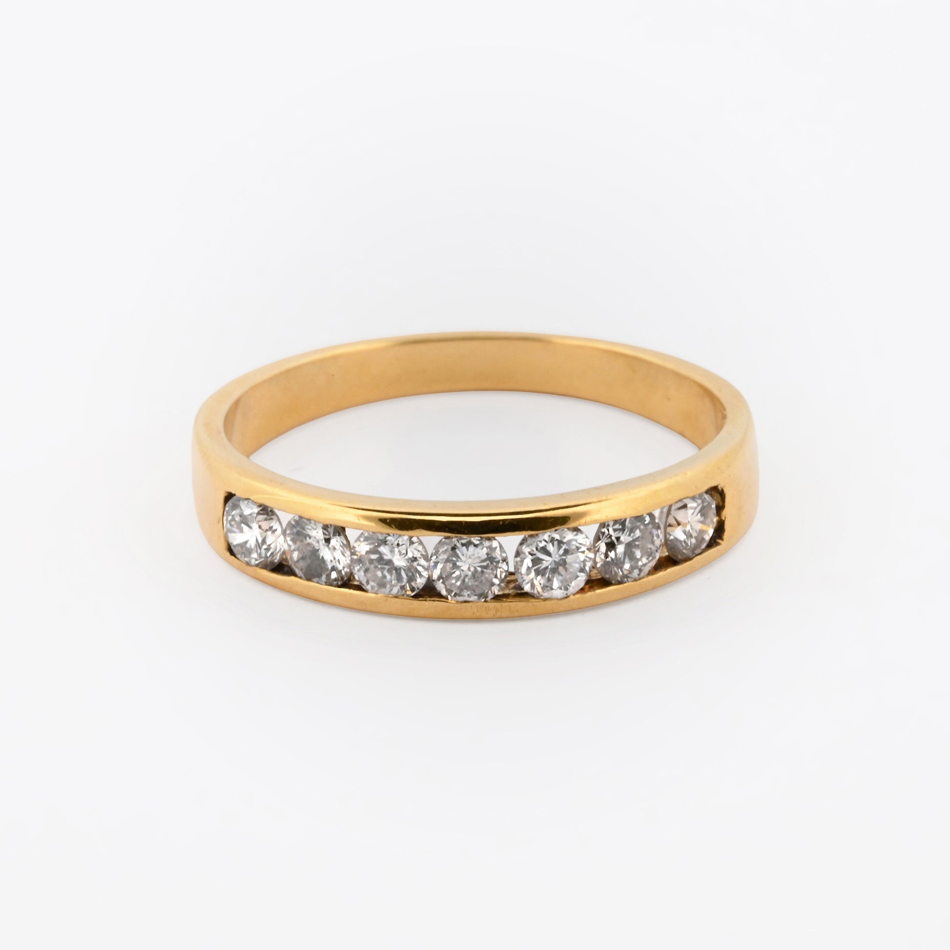 Comprar media alianza realizada en oro amarillo de 18kt con carril de diamantes talla princesa. Joyas segunda mano. Joyas con diamantes baratas. Envío gratis.