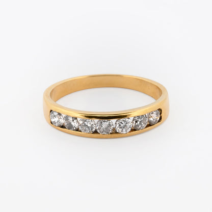 Comprar media alianza realizada en oro amarillo de 18kt con carril de diamantes talla princesa. Joyas segunda mano. Joyas con diamantes baratas. Envío gratis.