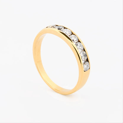 Comprar media alianza realizada en oro amarillo de 18kt con carril de diamantes talla princesa. Joyas segunda mano. Joyas con diamantes baratas. Envío gratis.
