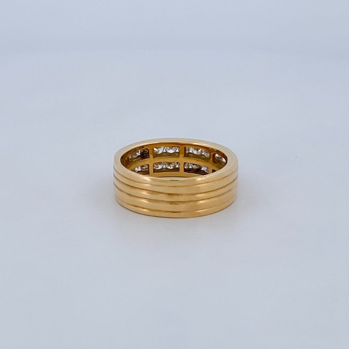 Comprar media alianza de dos carriles realizada en oro amarillo de 18kt con 22 diamantes talla brillante. Envío gratis. Joyería Ian'Or. Joyas con diamantes.