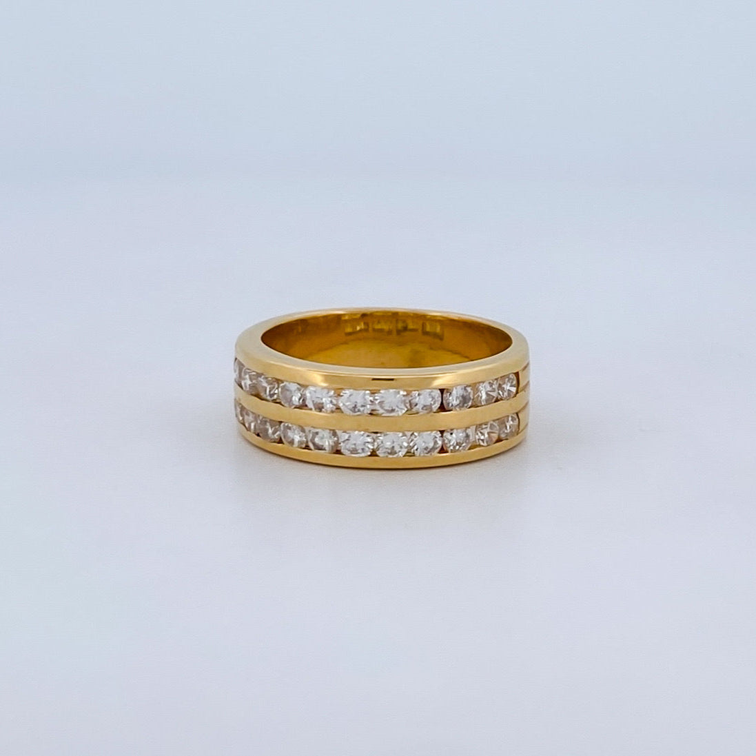 Comprar media alianza de dos carriles realizada en oro amarillo de 18kt con 22 diamantes talla brillante. Envío gratis. Joyería Ian'Or. Joyas con diamantes.