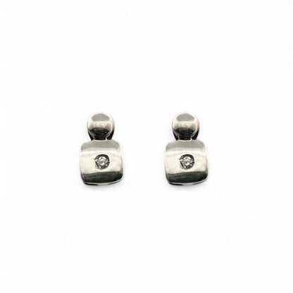 Comprar pendiente realizados en oro blanco de 18kt y un diamante talla brillante en cada pendiente. Cierre presión. Pendientes oro 18kt. Envío gratis. Ian'Or.

