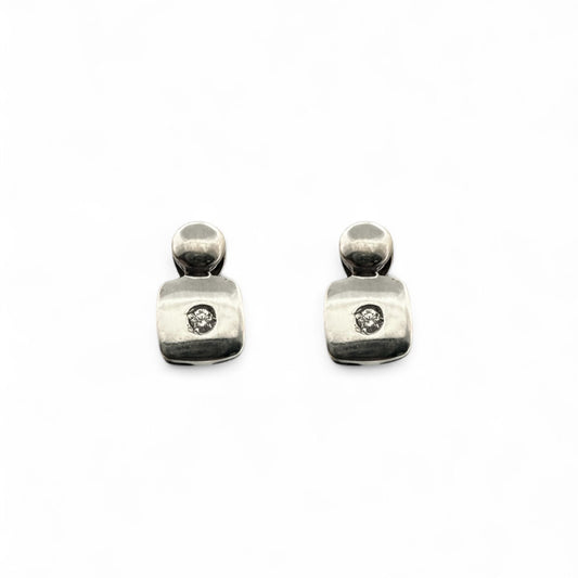 Comprar pendiente realizados en oro blanco de 18kt y un diamante talla brillante en cada pendiente. Cierre presión. Pendientes oro 18kt. Envío gratis. Ian'Or.
