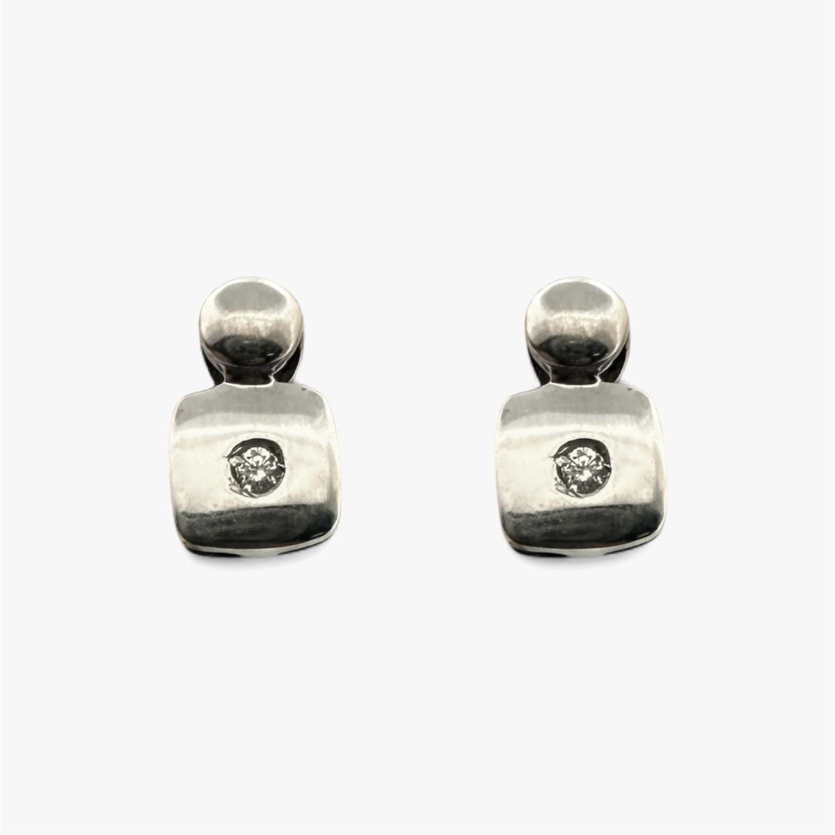 Pendientes realizados en oro blanco de 18kt y un diamante talla brillante en cada pendiente. Comprar joyas barcelona. Ian Or Barcelona. Joyeria Barcelona