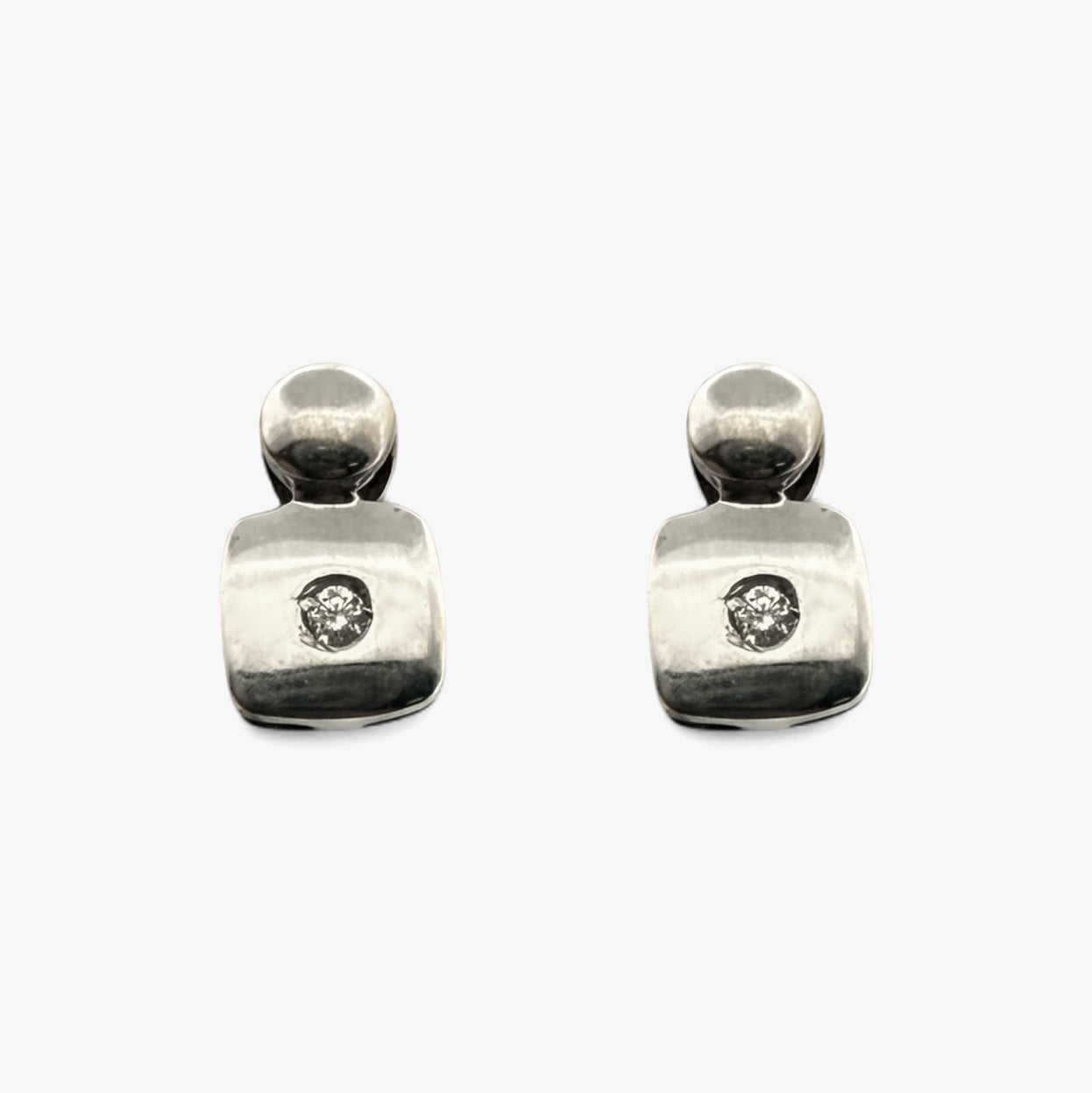 Comprar pendientes cuadrados realizados en oro blanco de 18kt y un diamante talla brillante en cada pendiente. Pendientes oro 18kt. Envío gratis. Ian'Or.