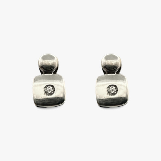 Comprar pendientes cuadrados realizados en oro blanco de 18kt y un diamante talla brillante en cada pendiente. Pendientes oro 18kt. Envío gratis. Ian'Or.