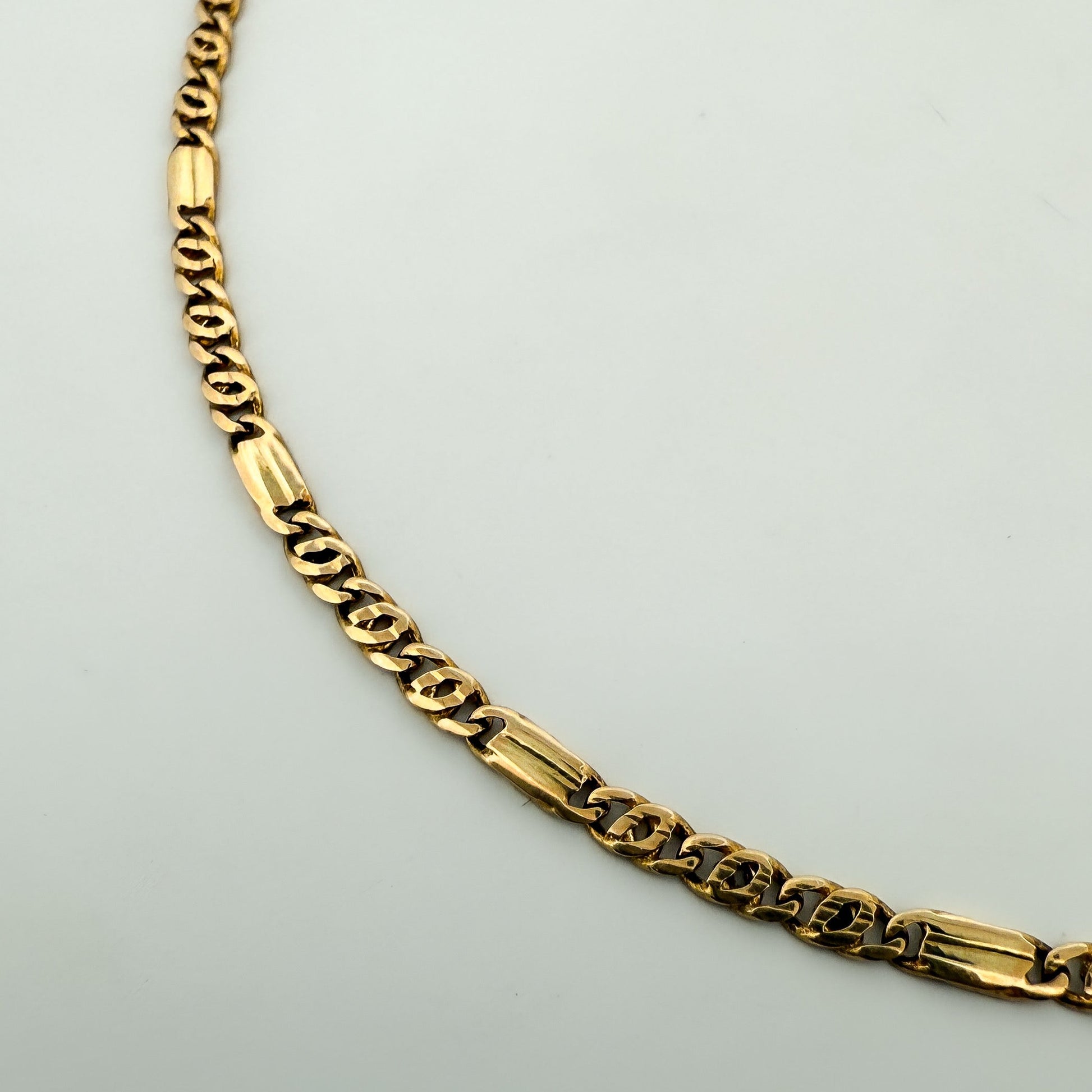Comprar cadena realizada en oro amarillo de 18kt con eslabones combinados con placas a lo largo de la cadena y cierre tipo mosquetón. Joyería Ian'Or.

