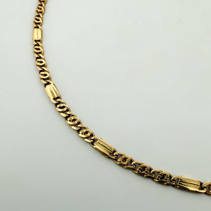Comprar cadena realizada en oro amarillo de 18kt con eslabones combinados con placas a lo largo de la cadena y cierre tipo mosquetón. Joyería Ian'Or.

