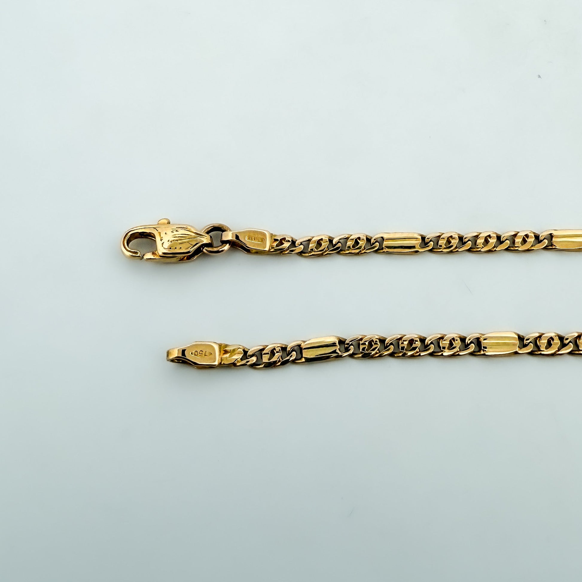 Comprar cadena realizada en oro amarillo de 18kt con eslabones combinados con placas a lo largo de la cadena y cierre tipo mosquetón. Joyería Ian'Or.

