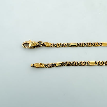 Comprar cadena realizada en oro amarillo de 18kt con eslabones combinados con placas a lo largo de la cadena y cierre tipo mosquetón. Joyería Ian'Or.

