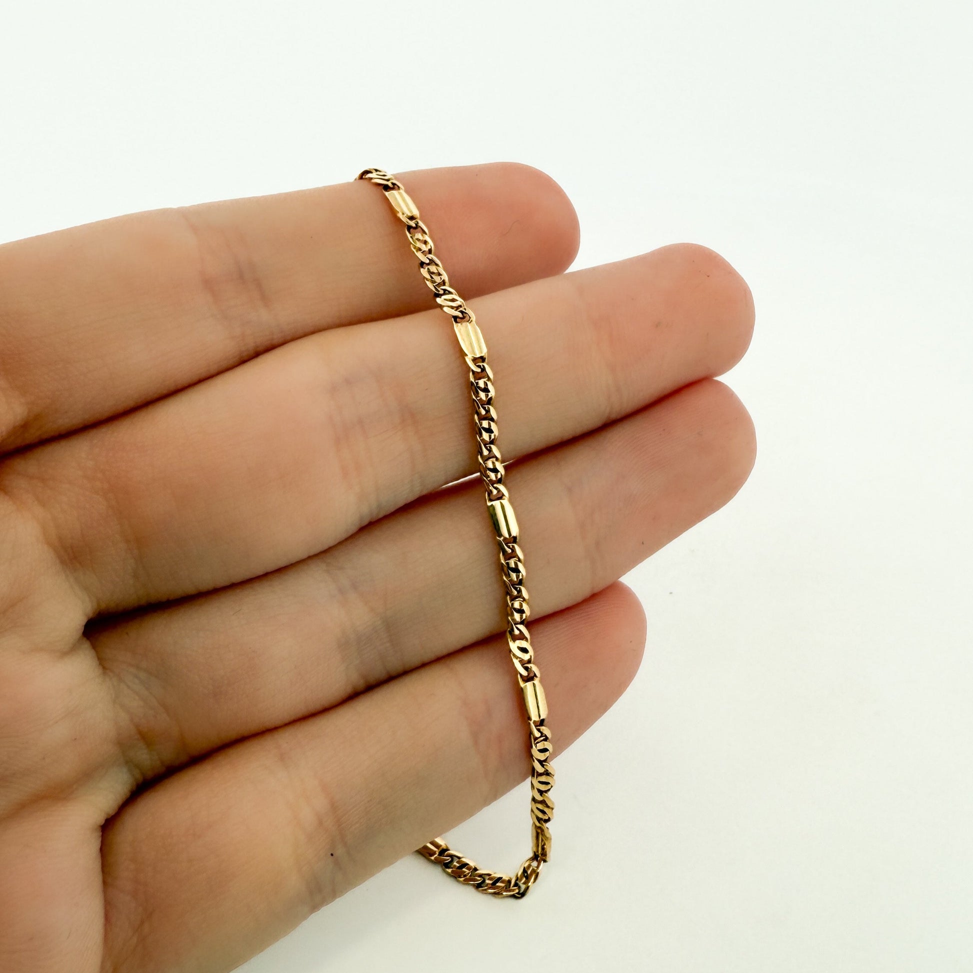Comprar cadena realizada en oro amarillo de 18kt con eslabones combinados con placas a lo largo de la cadena y cierre tipo mosquetón. Joyería Ian'Or.
