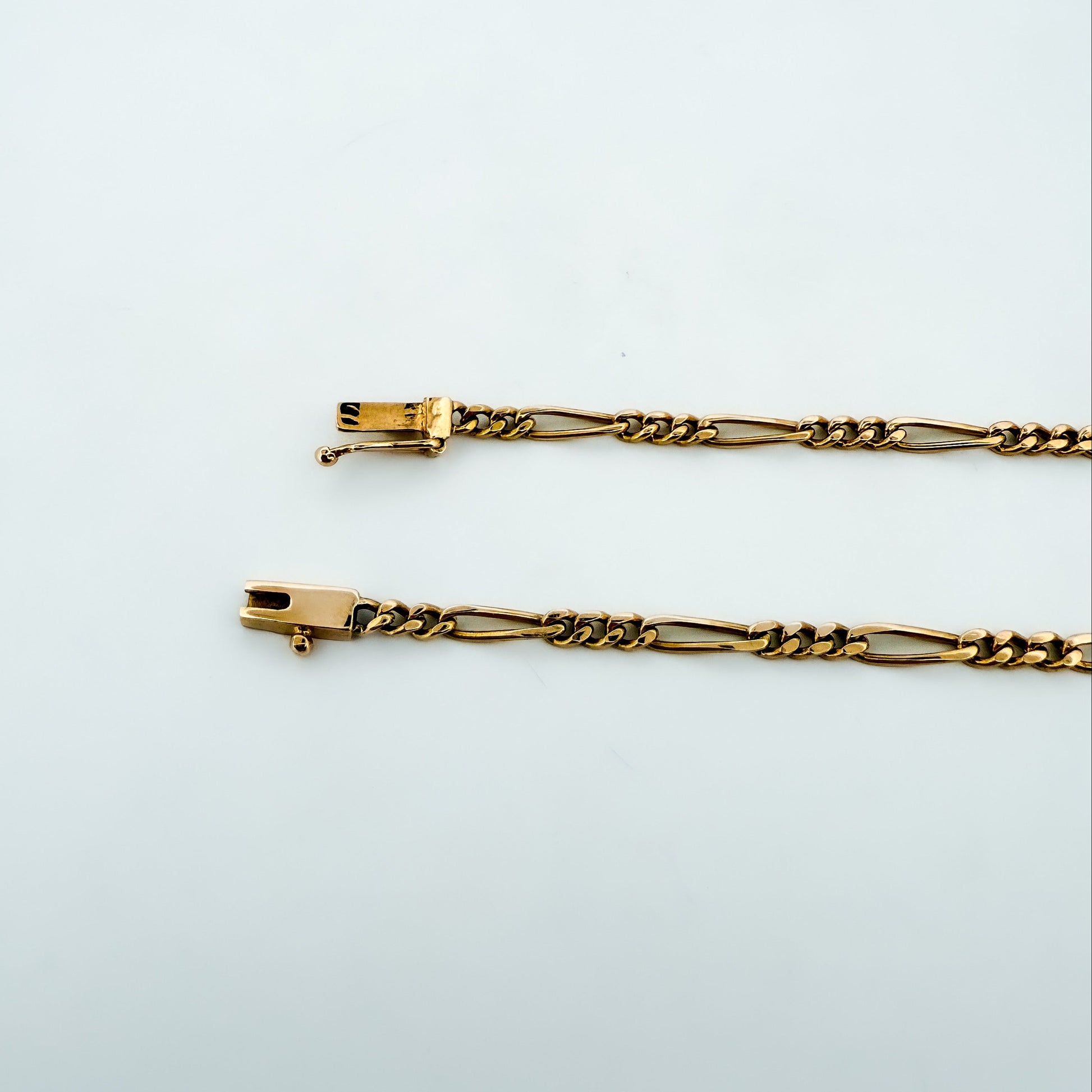Comprar collar con cadena alterna barbada en oro amarillo de 18kt y cierre de cajón con un brazo de seguridad. Joya unisex. Envío GRATIS. Joyería Ian'Or.

