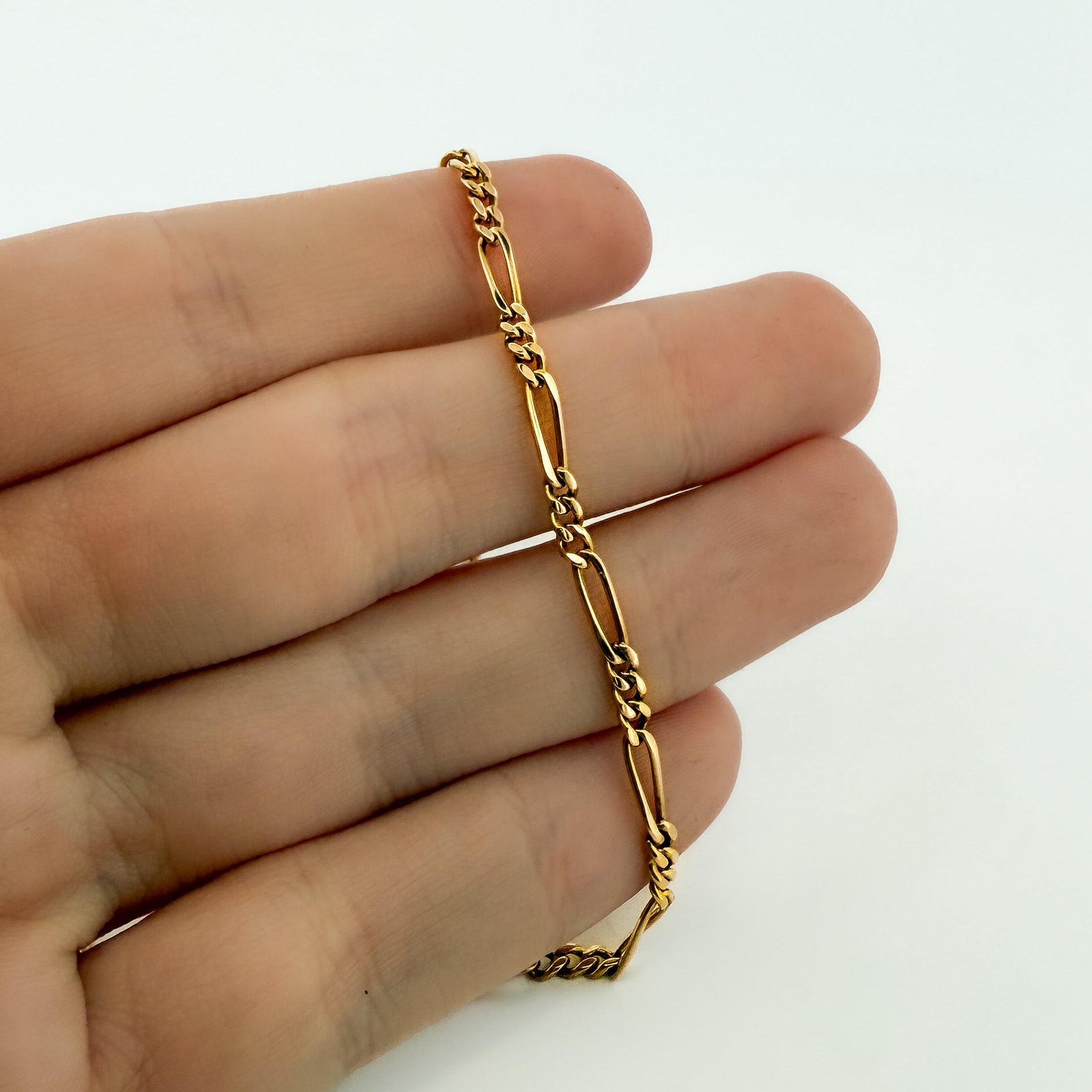 Comprar collar con cadena alterna barbada en oro amarillo de 18kt y cierre de cajón con un brazo de seguridad. Joya unisex. Envío GRATIS. Joyería Ian'Or.


