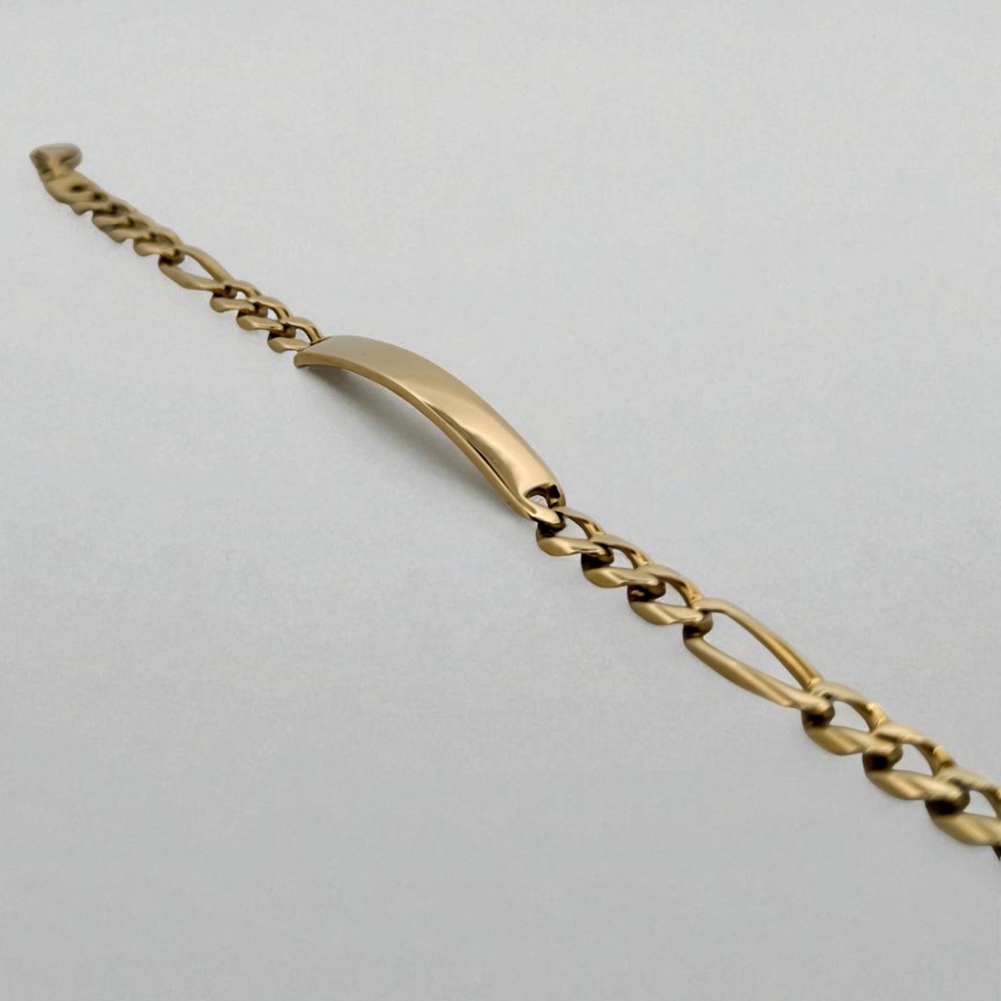 Pulsera no me olvides realizada oro amarillo de 18kt con cadena tipo cubana alterna 3x1 y una placa central. Pulseras de oro 18kt para hombre baratas
