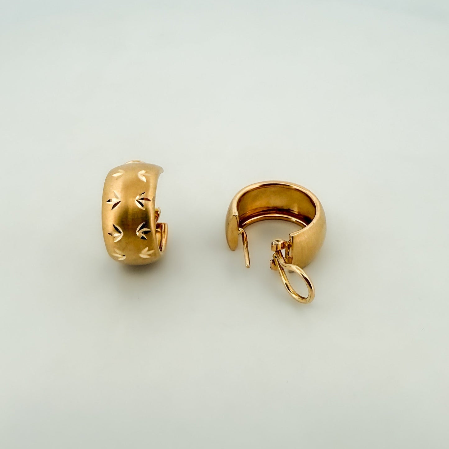 Pendientes aro gruesos realizados en oro amarillo de 18kt de 20 de diámetro y 9,82mm de grosor. Estos pendientes disponen de cierre tipo omega. Envío GRATIS.