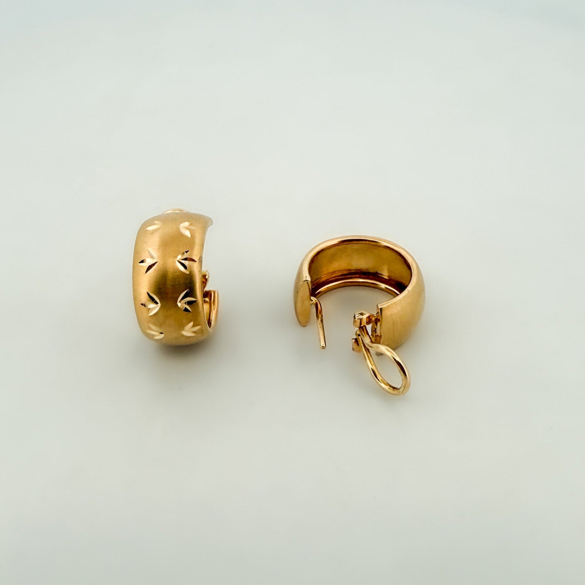 Pendientes aro gruesos realizados en oro amarillo de 18kt de 20 de diámetro y 9,82mm de grosor. Estos pendientes disponen de cierre tipo omega. Envío GRATIS.