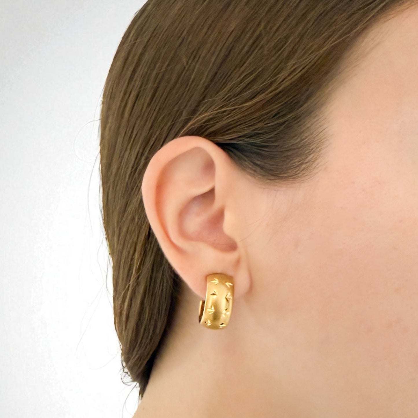 Pendientes aro gruesos realizados en oro amarillo de 18kt de 20 de diámetro y 9,82mm de grosor. Estos pendientes disponen de cierre tipo omega. Envío GRATIS.