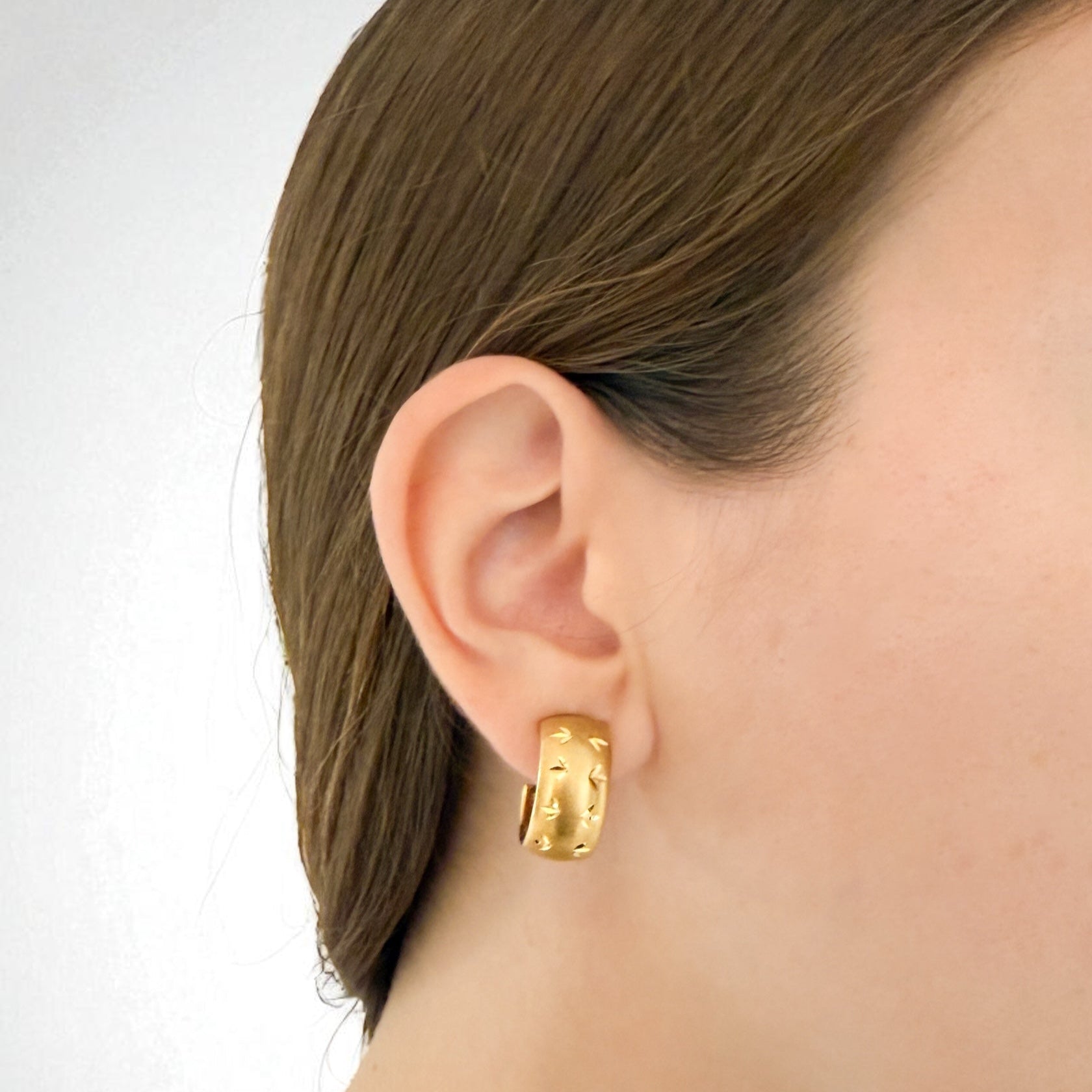 Pendientes aro gruesos realizados en oro amarillo de 18kt de 20 de diámetro y 9,82mm de grosor. Estos pendientes disponen de cierre tipo omega. Envío GRATIS.