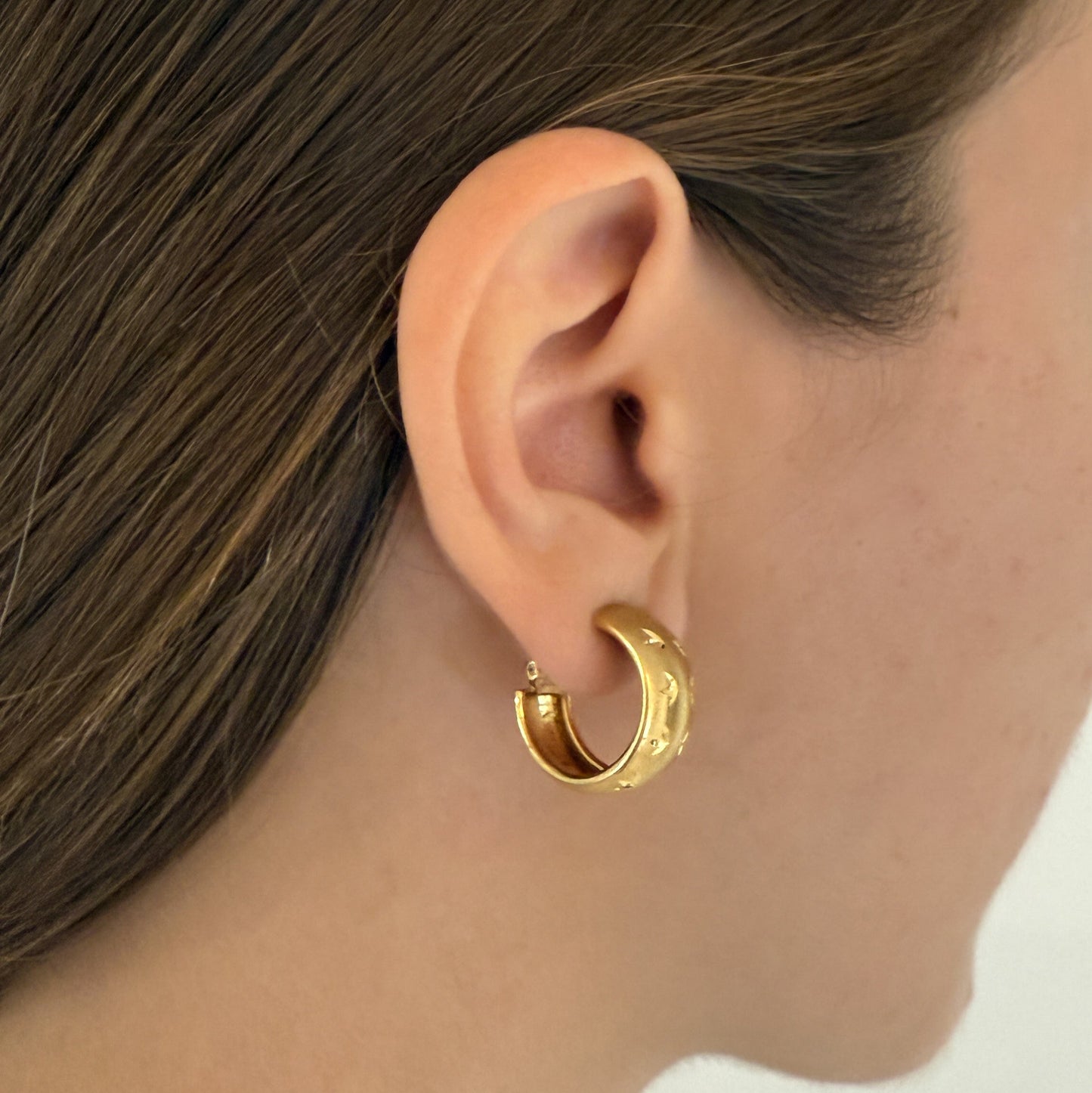 Pendientes aro gruesos realizados en oro amarillo de 18kt de 20 de diámetro y 9,82mm de grosor. Estos pendientes disponen de cierre tipo omega. Envío GRATIS.