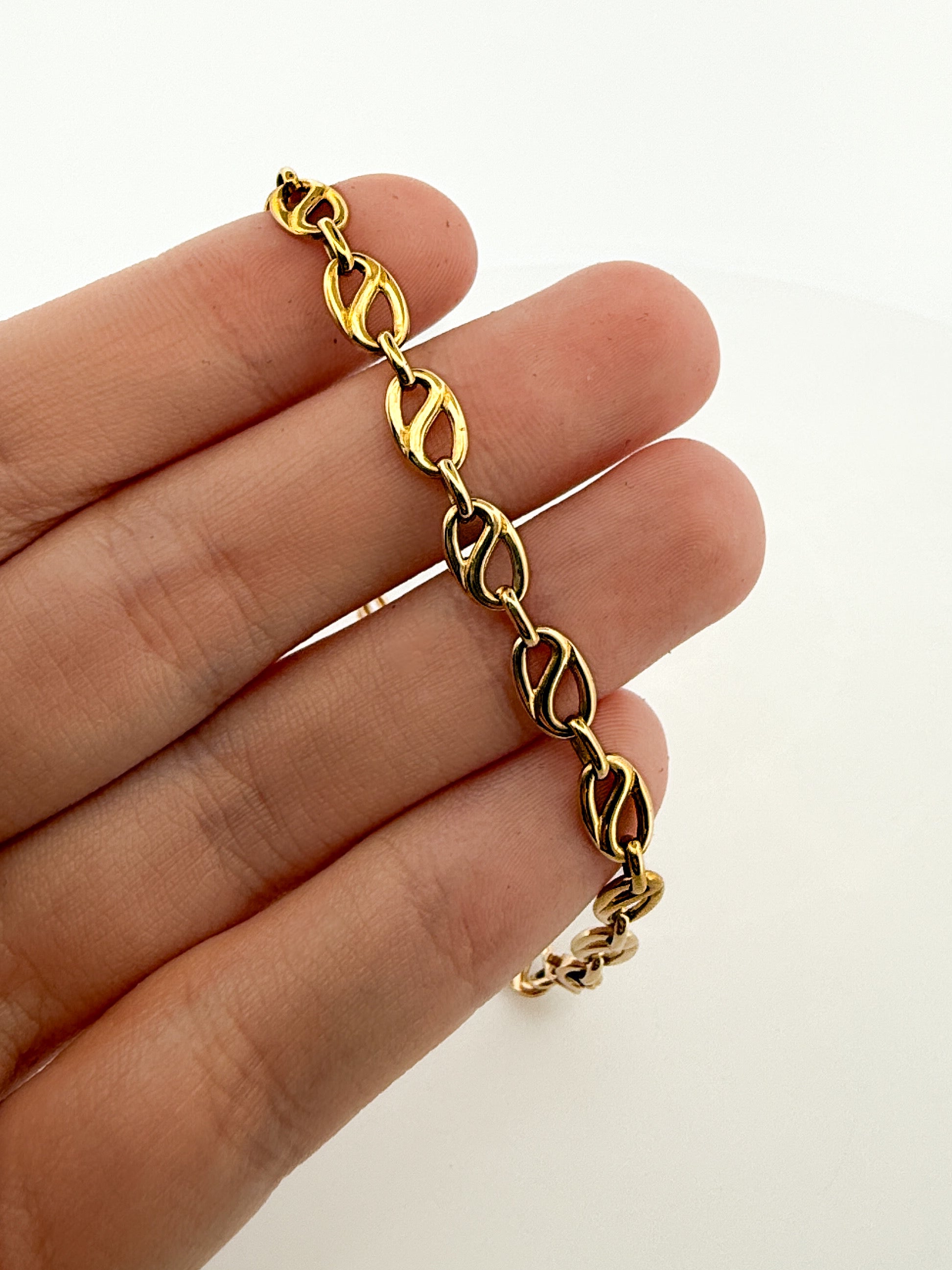 Pulsera oro amarillo de 18kt con cadena eslabones de 6mm y cierre tipo mosquetón. Pulseras de oro 18kt al mejor precio en Barcelona.
