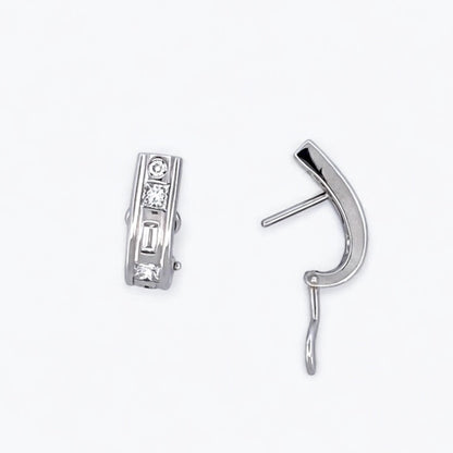 Comprar pendientes realizados en oro blanco de 18kt con diamantes talla princesa, talla baguette y talla brillante intercalados. Cierre tipo Omega. Ian'Or.
