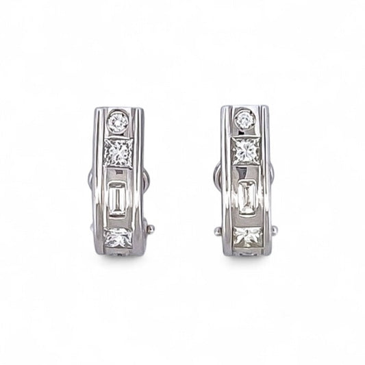 Comprar pendientes realizados en oro blanco de 18kt con diamantes talla princesa, talla baguette y talla brillante intercalados. Cierre tipo Omega. Ian'Or.

