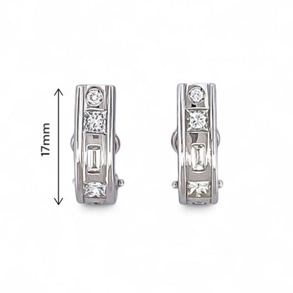 Comprar pendientes realizados en oro blanco de 18kt con diamantes talla princesa, talla baguette y talla brillante intercalados. Cierre tipo Omega. Ian'Or.
