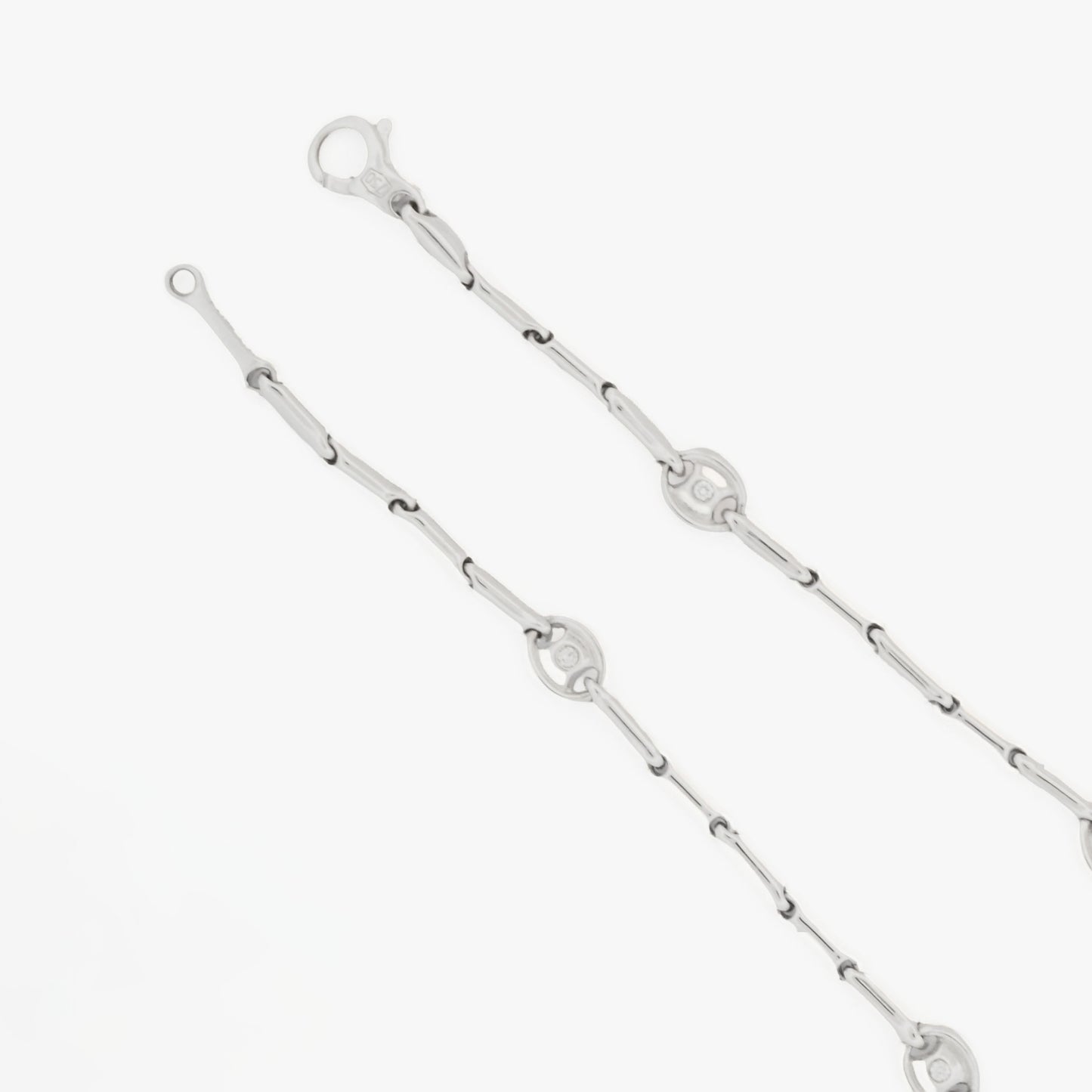 Pulsera semirrígida de oro blanco de 18kt con 8 diamantes talla brillante. Joyas de segunda mano en Barcelona. Joyería Compro Oro Barcelona. Joyas Chimento.