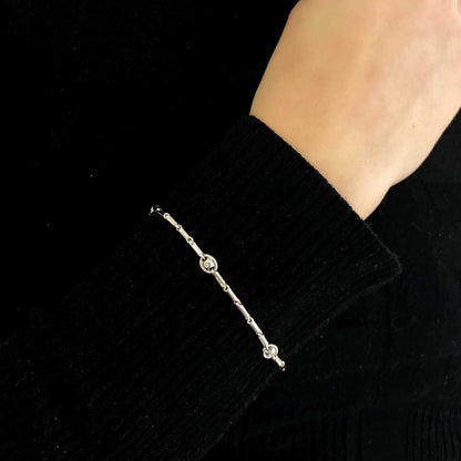 Pulsera semirrígida de oro blanco de 18kt con 8 diamantes talla brillante. Joyas de segunda mano en Barcelona. Joyería Compro Oro Barcelona. Joyas baratas.