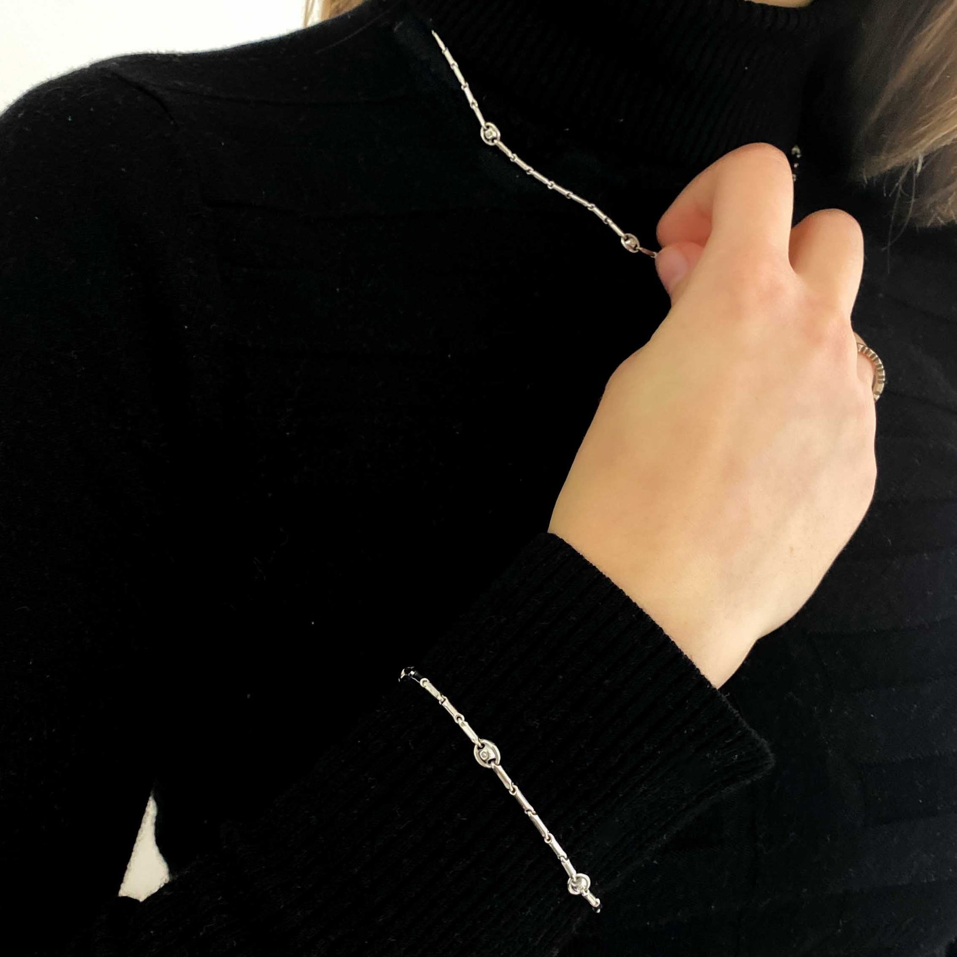 Pulsera semirrígida de oro blanco de 18kt con 8 diamantes talla brillante. Joyas de segunda mano en Barcelona. Joyería Compro Oro Barcelona. Joyas baratas.