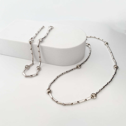 Collar de la firma italiana Chimento con cadena semirrígida oro blanco de 18kt con 14 diamantes talla brillante intercalados. Joyas de segunda mano alta gama. Joyería Compro Oro Barcelona. Joyas baratas. 