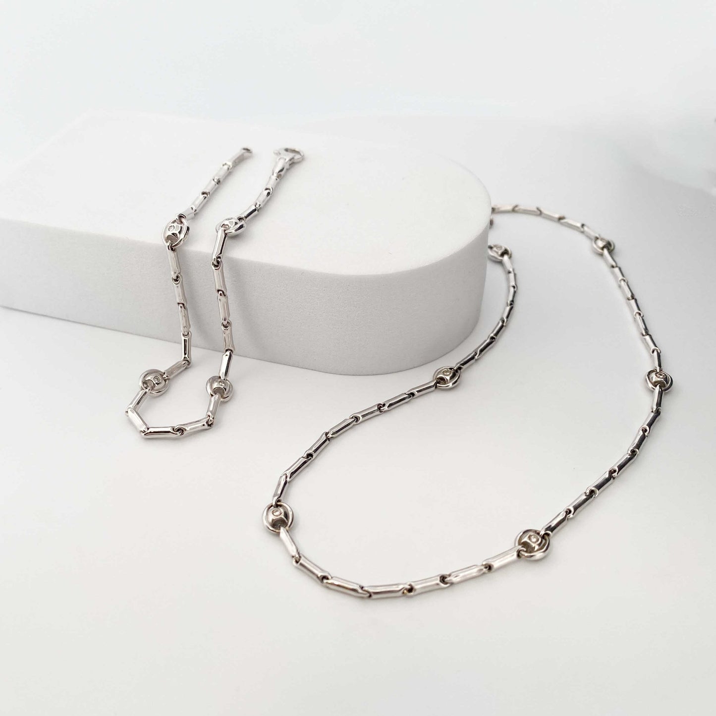 Collar de la firma italiana Chimento con cadena semirrígida oro blanco de 18kt con 14 diamantes talla brillante intercalados. Joyas de segunda mano alta gama. Joyería Compro Oro Barcelona. Joyas baratas.