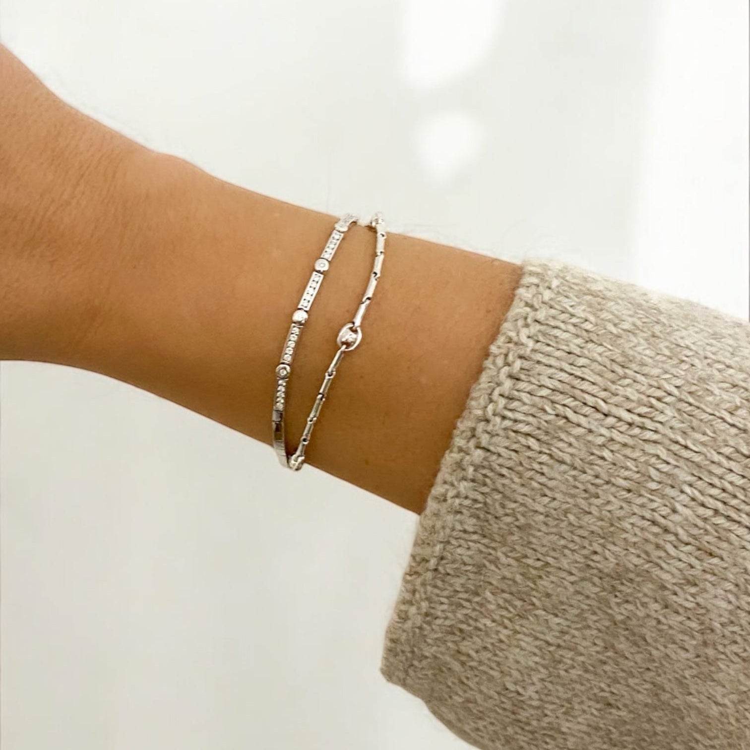 Pulsera semirrígida de oro blanco de 18kt con 8 diamantes talla brillante. Joyas de segunda mano en Barcelona. Joyería Compro Oro Barcelona. Joyas baratas.