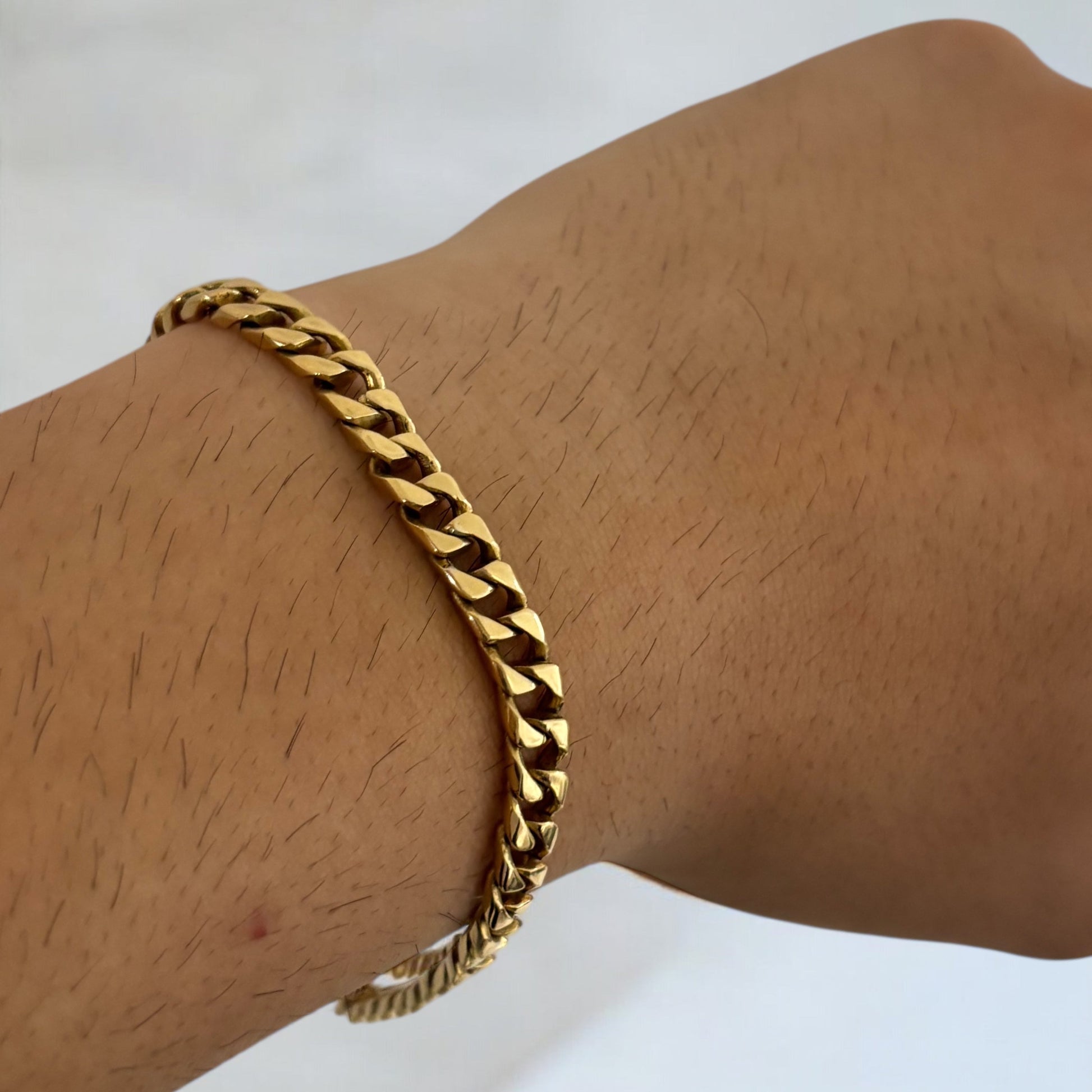 Comprar pulsera de oro de 18kt con cadena tipo cubana. La cadena mide 22cm de largo y 5,78mm de grosor. Joyas de segunda mano. Joyería Ian'Or.
