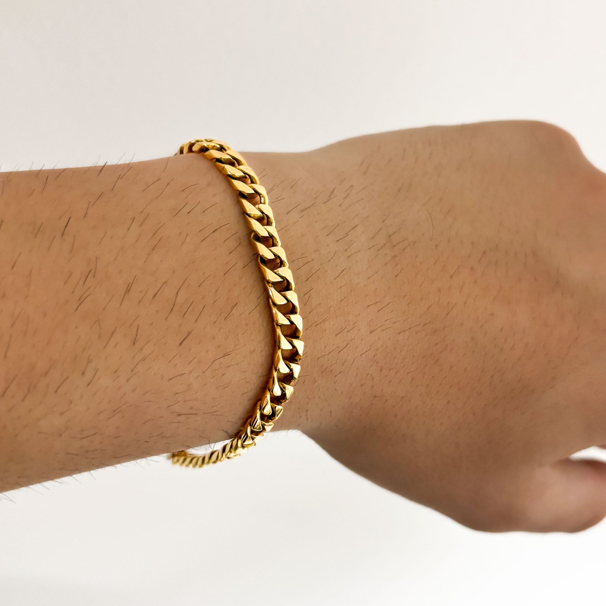 Comprar pulsera de oro de 18kt con cadena tipo cubana. La cadena mide 22cm de largo y 5,78mm de grosor. Joyas de segunda mano. Joyería Ian'Or.