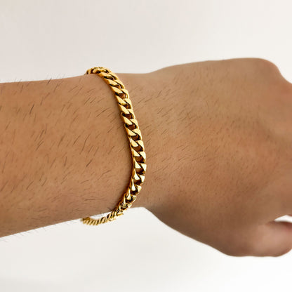 Comprar pulsera de oro de 18kt con cadena tipo cubana. La cadena mide 22cm de largo y 5,78mm de grosor. Joyas de segunda mano. Joyería Ian'Or.