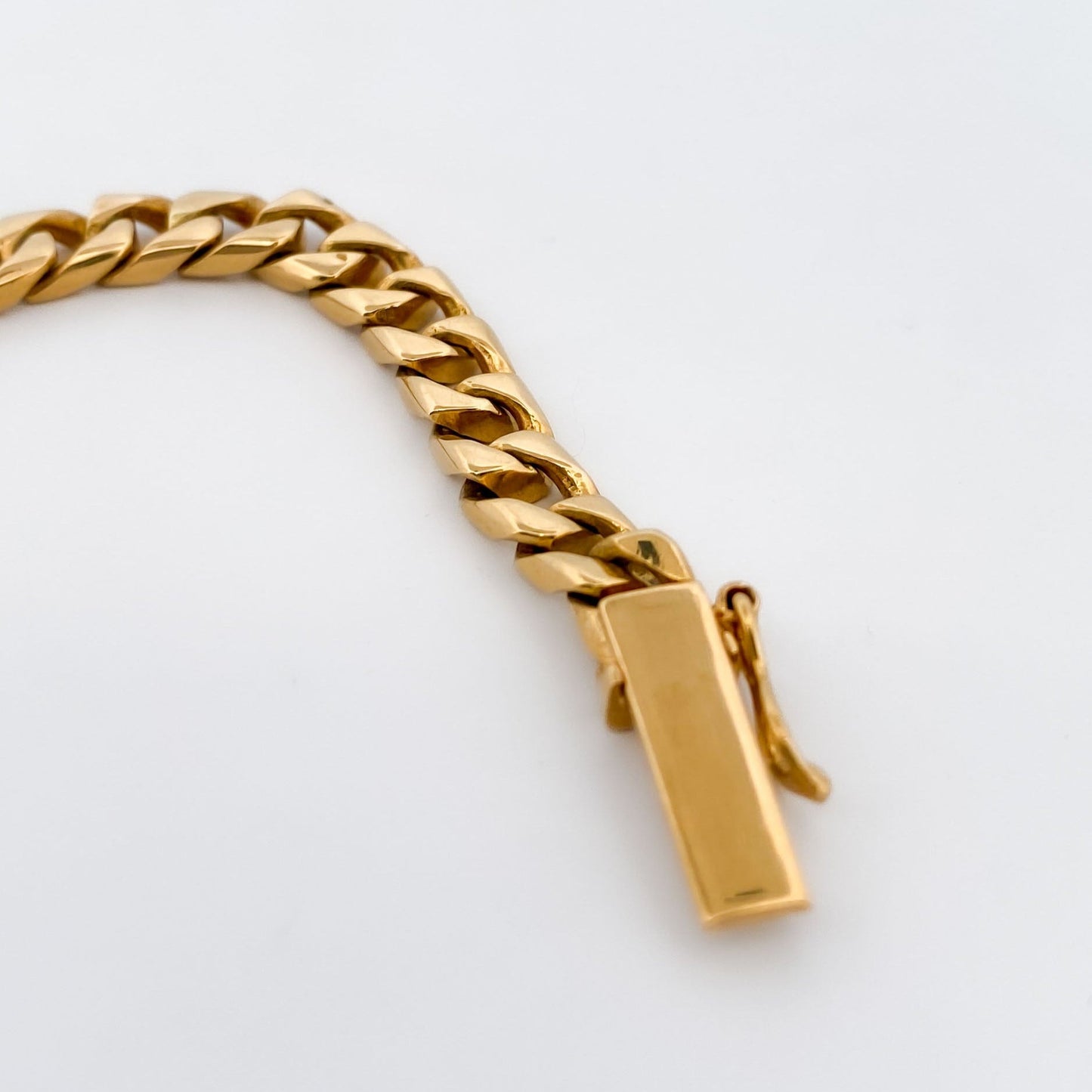 Comprar pulsera de oro de 18kt con cadena tipo cubana. La cadena mide 22cm de largo y 5,78mm de grosor. Joyas de segunda mano. Joyería Ian'Or.