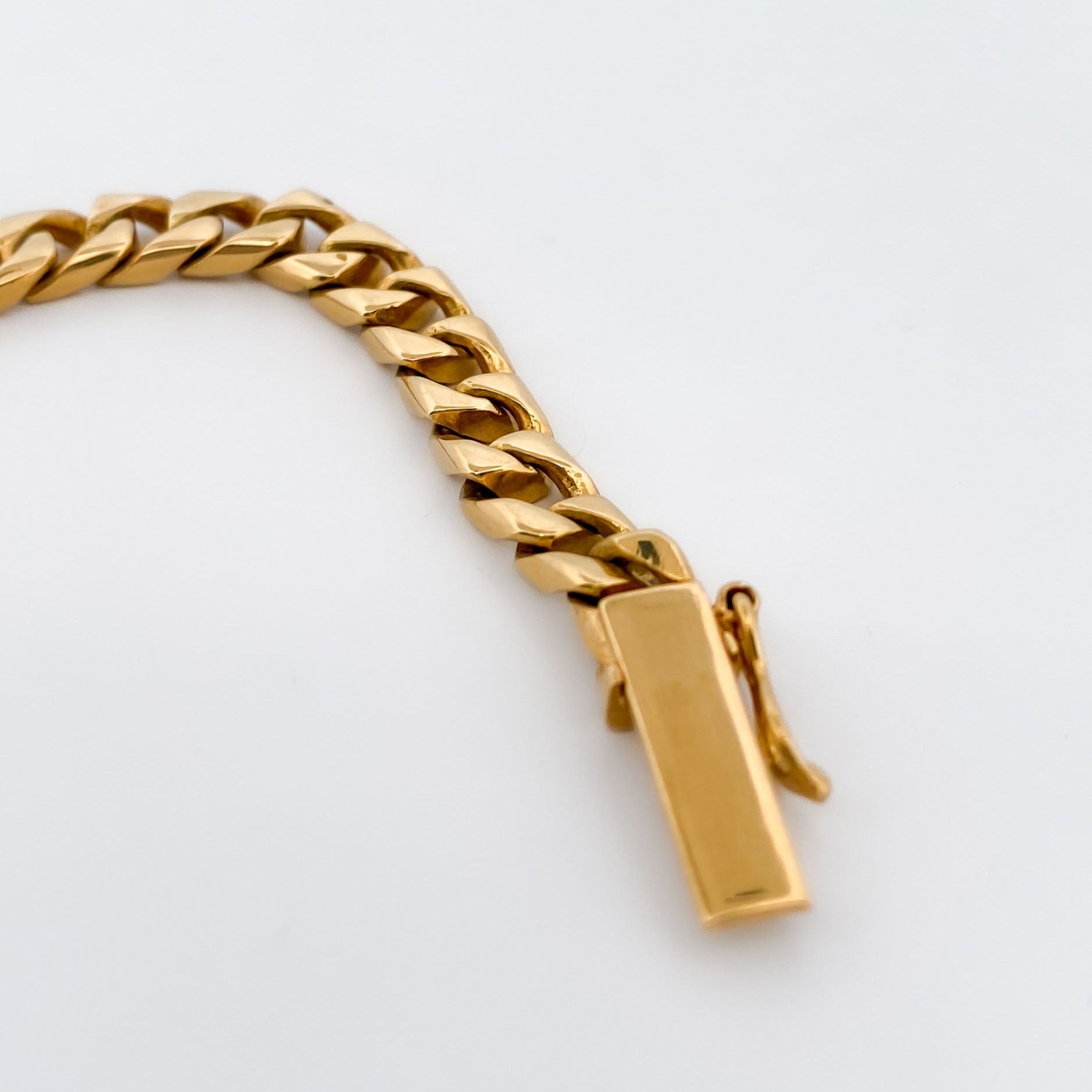 Comprar pulsera de oro de 18kt con cadena tipo cubana. La cadena mide 22cm de largo y 5,78mm de grosor. Joyas de segunda mano. Joyería Ian'Or.