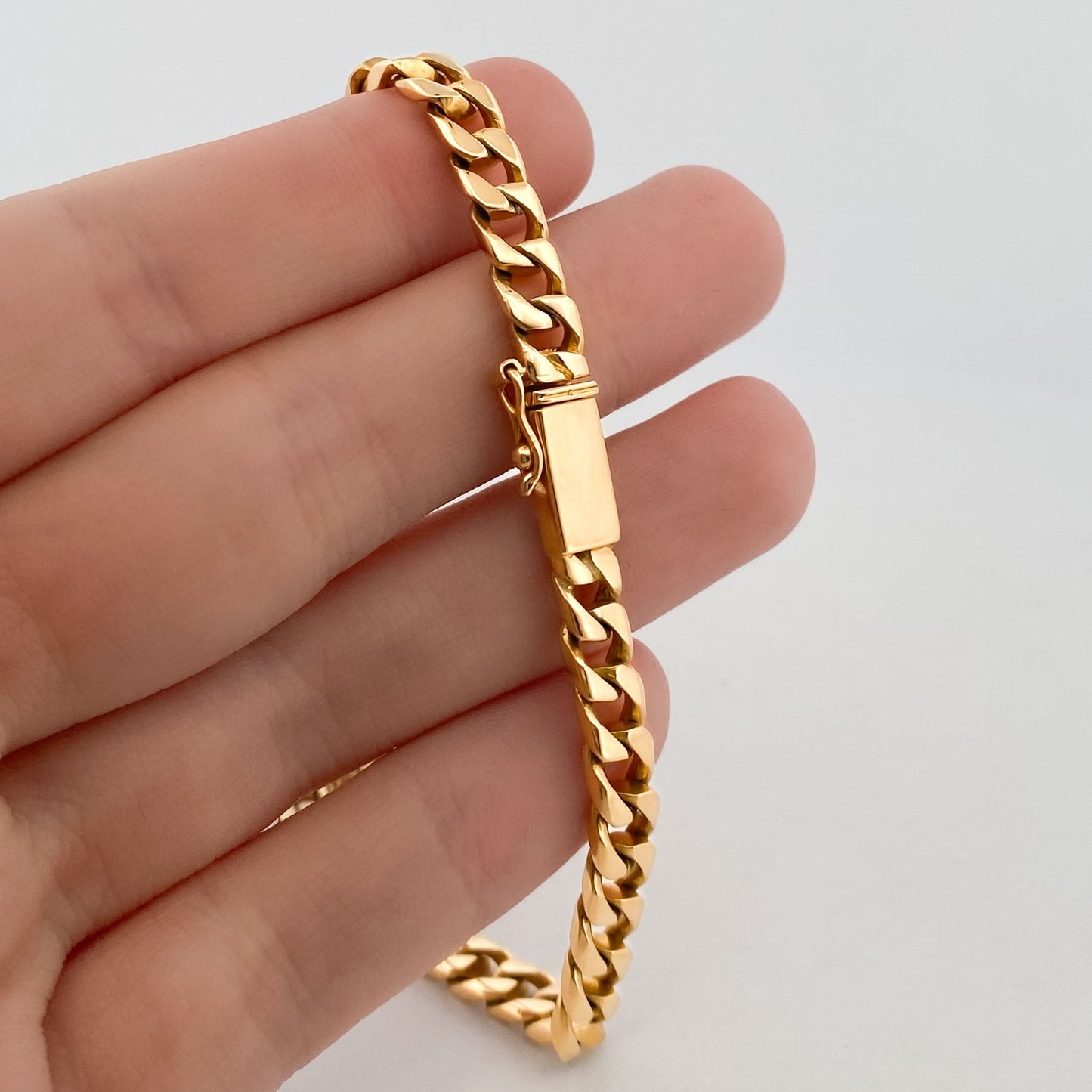 Comprar pulsera de oro de 18kt con cadena tipo cubana. La cadena mide 22cm de largo y 5,78mm de grosor. Joyas de segunda mano. Joyería Ian'Or.