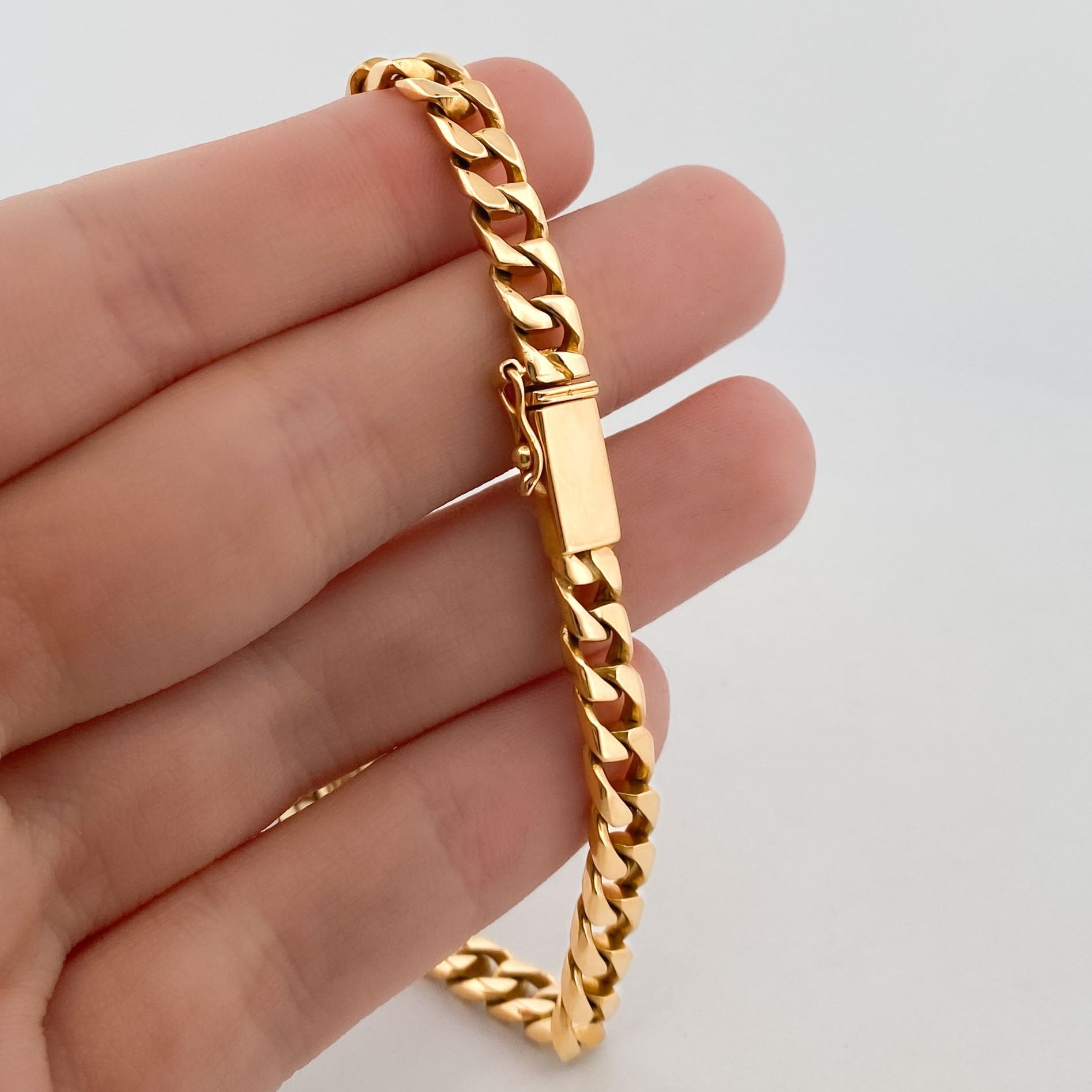 Comprar pulsera de oro de 18kt con cadena tipo cubana. La cadena mide 22cm de largo y 5,78mm de grosor. Joyas de segunda mano. Joyería Ian'Or.